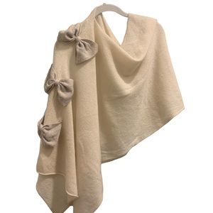 NWOT Hannah Rose 100% Cashmere Poncho cream color with soft grey bows on…